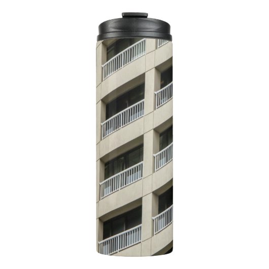 Wit betongebouw overdag thermosbeker (Voorkant)
