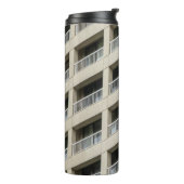 Wit betongebouw overdag thermosbeker (Gedraaid links)
