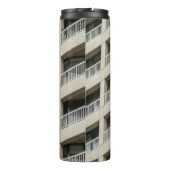 Wit betongebouw overdag thermosbeker (Achterkant)