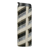 Wit betongebouw overdag thermosbeker (Geroteerd rechts)