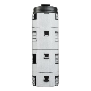 Wit betongebouw thermosbeker