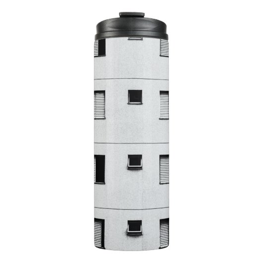 Wit betongebouw thermosbeker (Voorkant)