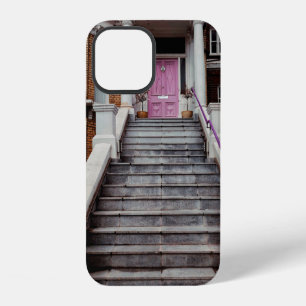 WIT BETONNEN HUIS MET GESLOTEN PAARSE HOUTEN iPhone 12 HOESJE