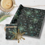 Wit Blauwgroen Blauw Sneeuwvlokken Zwart Inpakpapi Cadeaupapier<br><div class="desc">Deze prachtige sneeuwvlokken in witte blauwgroen,  blauwe en witte kleur op een donkere achtergrond zullen mooi show op uw kerstcadeaus. Je zult meer kleurvariaties vinden met hetzelfde ontwerp.</div>