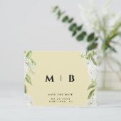 Wit Bloemen Geel Monogram Bruiloft Opslaan Datum Briefkaart (Staand voorkant)