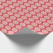 Wit bloempatroon op een heldere rode achtergrond cadeaupapier (Hoek)