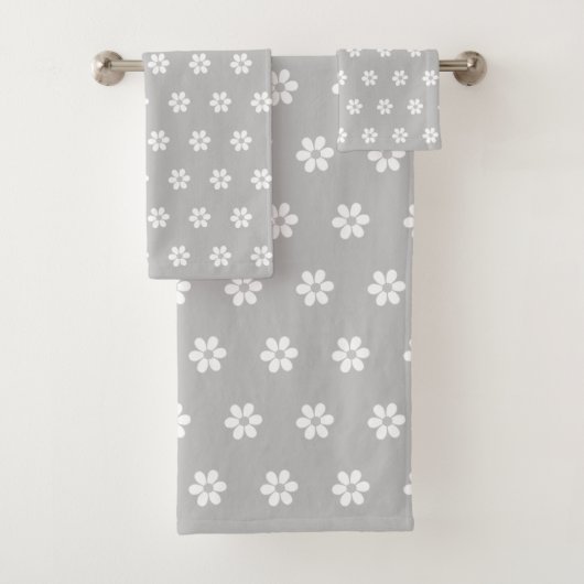 Wit bloempatroon op licht zilvergrijs bad handdoek (Insitu)