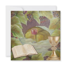 Wit doek met wijn en brood, omringd door groen