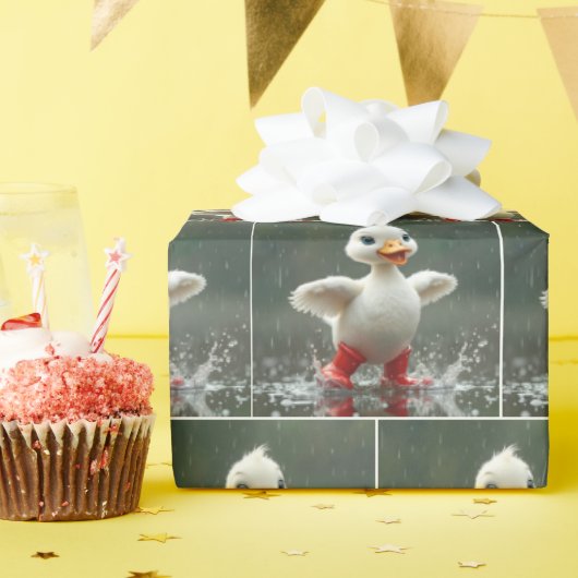 Wit eendje spettert in een regenplas cadeaupapier (Verjaardagsfeest)