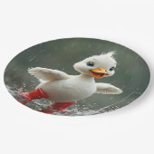 Wit eendje spettert in een regenplas papieren bordje (Gekanteld)