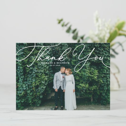 Wit Elegant Handgeschreven Script Fotobruiloft Bedankkaart (Staand voorkant)
