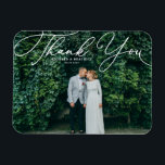 Wit Elegant Handgeschreven Script Fotobruiloft Magneet<br><div class="desc">Vier je liefde en show dankbaarheid met onze aanpasbare foto bruiloft dank je magneet! Deze unieke aandenken is ideaal om uw dierbaren te herinneren aan uw speciale dag, terwijl het uiten van uw oprechte bedankt op een gedenkwaardige manier. Het bevat een elegant wit script. Personaliseer door uw foto en details...</div>