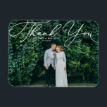 Wit Elegant Handgeschreven Script Fotobruiloft Magneet<br><div class="desc">Vier je liefde en show dankbaarheid met onze aanpasbare foto bruiloft dank je magneet! Deze unieke aandenken is ideaal om uw dierbaren te herinneren aan uw speciale dag, terwijl het uiten van uw oprechte bedankt op een gedenkwaardige manier. Het bevat een elegant wit script. Personaliseer door uw foto en details...</div>