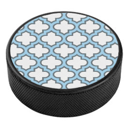 Wit en Baby Blauw Trellis, Lattice, Quatrefoil Hockey Puck