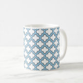 Wit en Baby Blauw Trellis, Lattice, Quatrefoil Koffiemok (Voorkant rechts)
