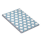 Wit en Baby Blauw Trellis, Lattice, Quatrefoil Notitieboek (Rechterzijde)