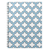 Wit en Baby Blauw Trellis, Lattice, Quatrefoil Notitieboek (Voorkant)