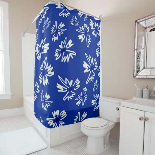 wit en blauw bloemmotief douchegordijn (In situ)