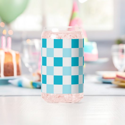 Wit en blauw schaakbordpatroon blikvorm glas (Insitu (Verjaardag))
