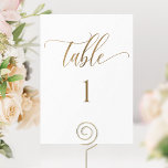 Wit en Goud Modern Minimalistisch Tafelnummer<br><div class="desc">Help uw gasten hun tafel te vinden met dit elegante moderne witte en gouden tafelnummer. Dubbelzijdige kaarten. Heldere ruimte rondom geeft u de vrijheid om een tafelhouder of lijst te gebruiken. Aantrekkelijke "tafel" in moderne handgeschreven kalligrafie in faux gouden folie print. Achtergrondkleur in wit, die kan worden gewijzigd in een...</div>
