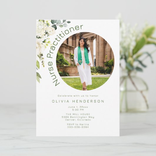 Wit en Groen Bloemen Foto Afstuderen Kaart (Staand voorkant)