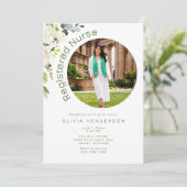 Wit en Groen Bloemen Foto Afstuderen Kaart (Staand voorkant)
