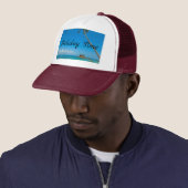 Wit en Maroon Vakantietijd Tekst met Strand Trucker Pet (In situ)