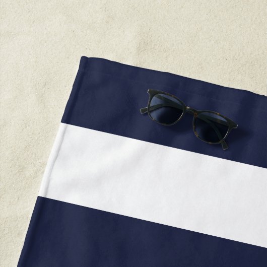 Wit en Midnight Blue Stripe en Monogram Strandlaken (In situ)