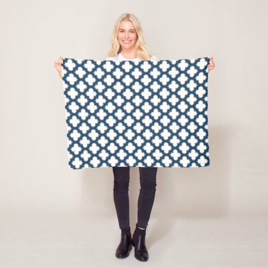 Wit en Navy Blue Trellis, Lattice, Quatrefoil Fleece Deken (In situ)