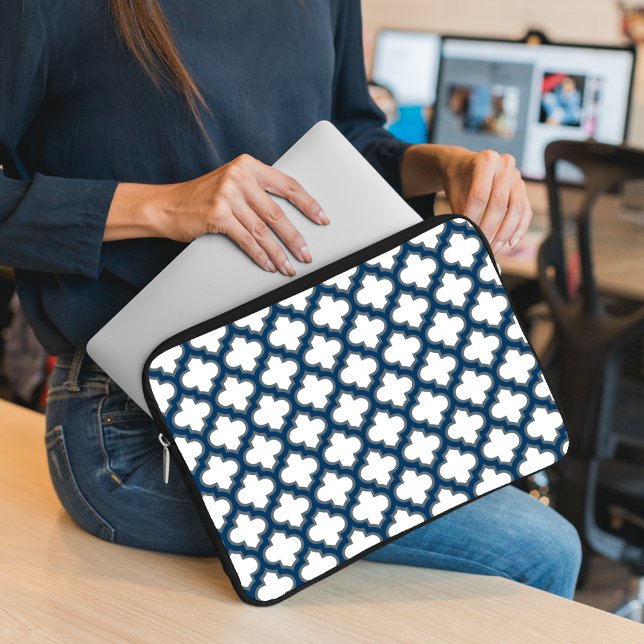 Wit en Navy Blue Trellis, Lattice, Quatrefoil Laptop Sleeve (Creator heeft geüpload)