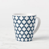 Wit en Navy Blue Trellis, Lattice, Quatrefoil Latte Mok (Rechterhoek)