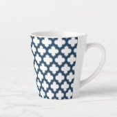 Wit en Navy Blue Trellis, Lattice, Quatrefoil Latte Mok (Rechts)