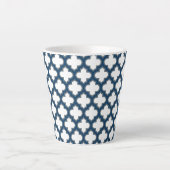 Wit en Navy Blue Trellis, Lattice, Quatrefoil Latte Mok (Voorkant)