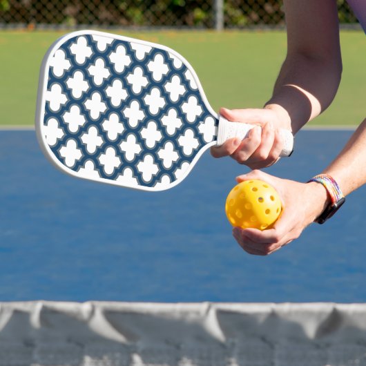 Wit en Navy Blue Trellis, Lattice, Quatrefoil Pickleball Paddle (Insitu)