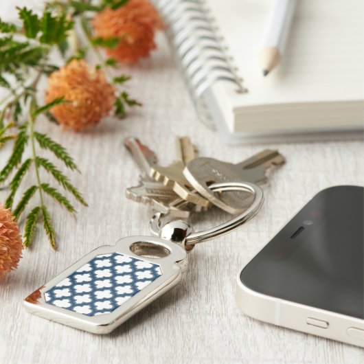 Wit en Navy Blue Trellis, Lattice, Quatrefoil Sleutelhanger (Zijkant)