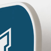 Wit en Oceaanblauw Minimalistisch Modern Monogram Pickleball Paddle (Links Detail)