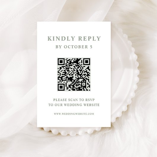 Wit en Sage Groen Elegante Tekst Wedding QR Code RSVP Kaartje