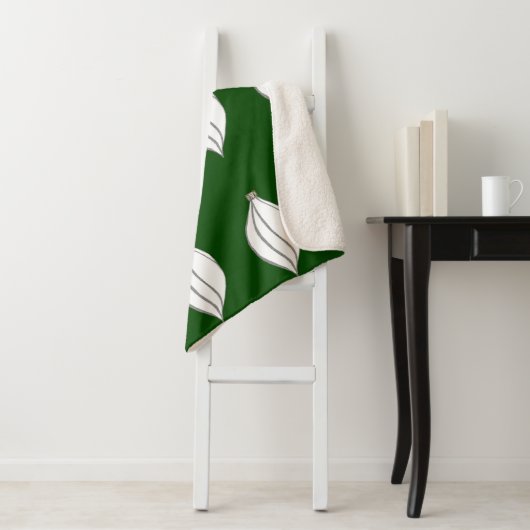 Wit en Zilver Ornament Groene Sherpa Deken (In situ)