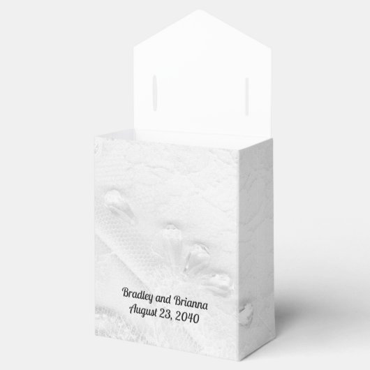 Wit en Zilveren Kant en Parels op Satijnen Bruilof Bedankdoosjes (Geopend)