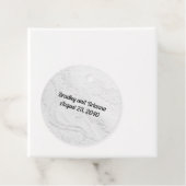 Wit en Zilveren Kant en Parels op Satijnen Bruilof Bedankjes Labels (In situ)