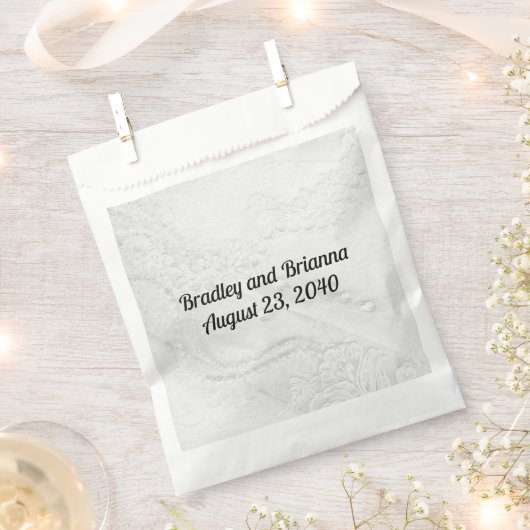 Wit en Zilveren Kant en Parels op Satijnen Bruilof Bedankzakje (Geknipt)