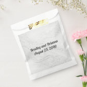Wit en Zilveren Kant en Parels op Satijnen Bruilof Bedankzakje (Gezegeld)