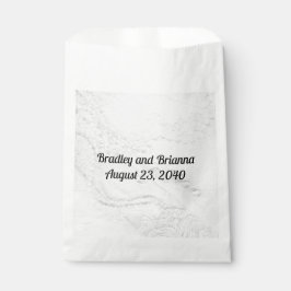 Wit en Zilveren Kant en Parels op Satijnen Bruilof Bedankzakje