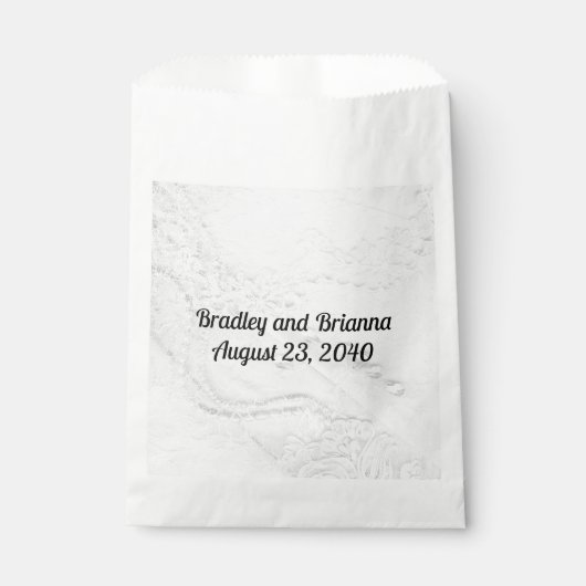Wit en Zilveren Kant en Parels op Satijnen Bruilof Bedankzakje (Voorkant)
