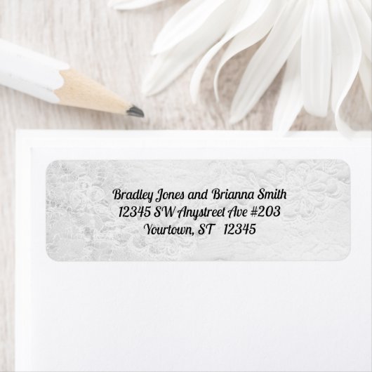 Wit en Zilveren Kant en Parels op Satijnen Bruilof Etiket (Insitu)