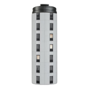 Wit en zwart betongebouw thermosbeker