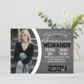 Wit en Zwart Chalkboard Afstuderen Invitation Kaart (Staand voorkant)