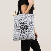 Wit en zwart opengewerkte geometrische patroon Els Tote Bag (Dichtbij)