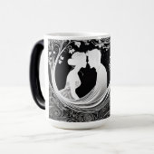 Wit en zwart paar omarmen romantisch magische mok (Voorkant links)
