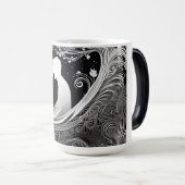 Wit en zwart paar omarmen romantisch magische mok (Voorkant rechts)